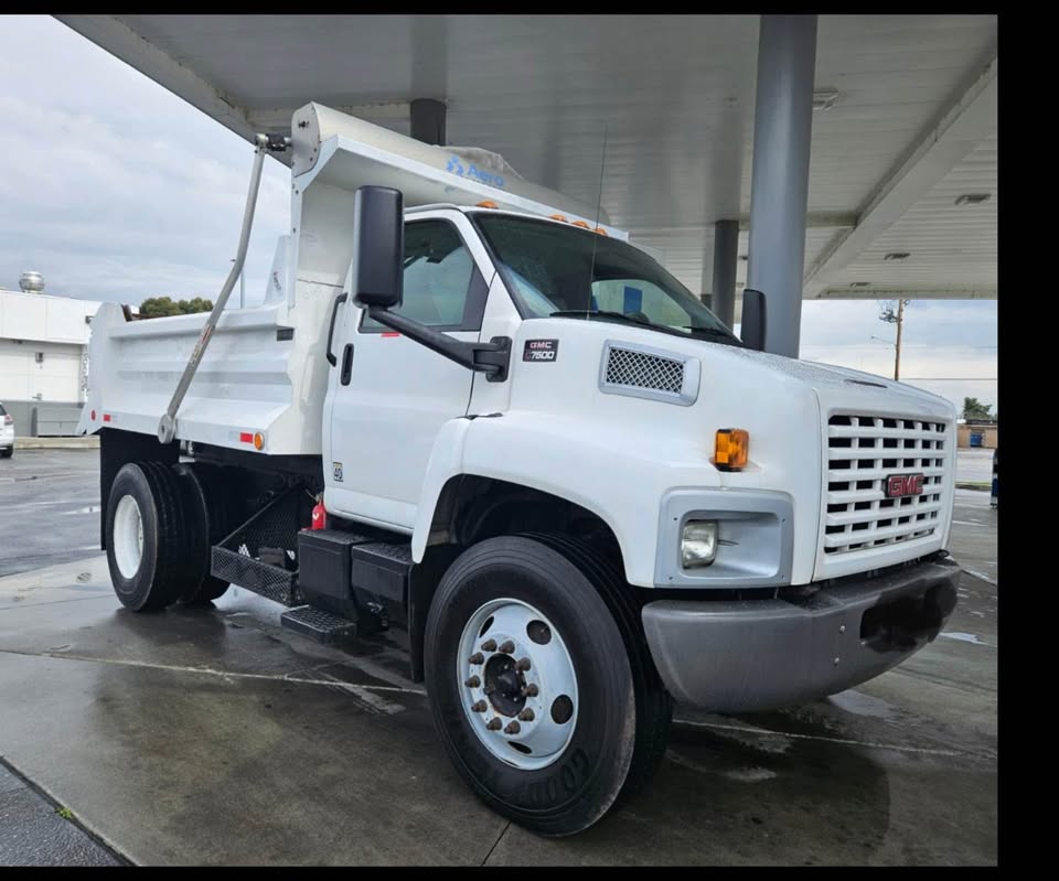 2008 GMC 7500 - Image 2